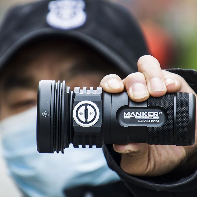 Manker CROWN Zoombare Taschenlampe 5.000 Lumen 900 Meter Leuchtweite für Outdoor Abenteuer und Notfälle