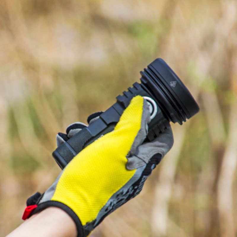 Manker CROWN Zoombare Taschenlampe 5.000 Lumen 900 Meter Leuchtweite für Outdoor Abenteuer und Notfälle