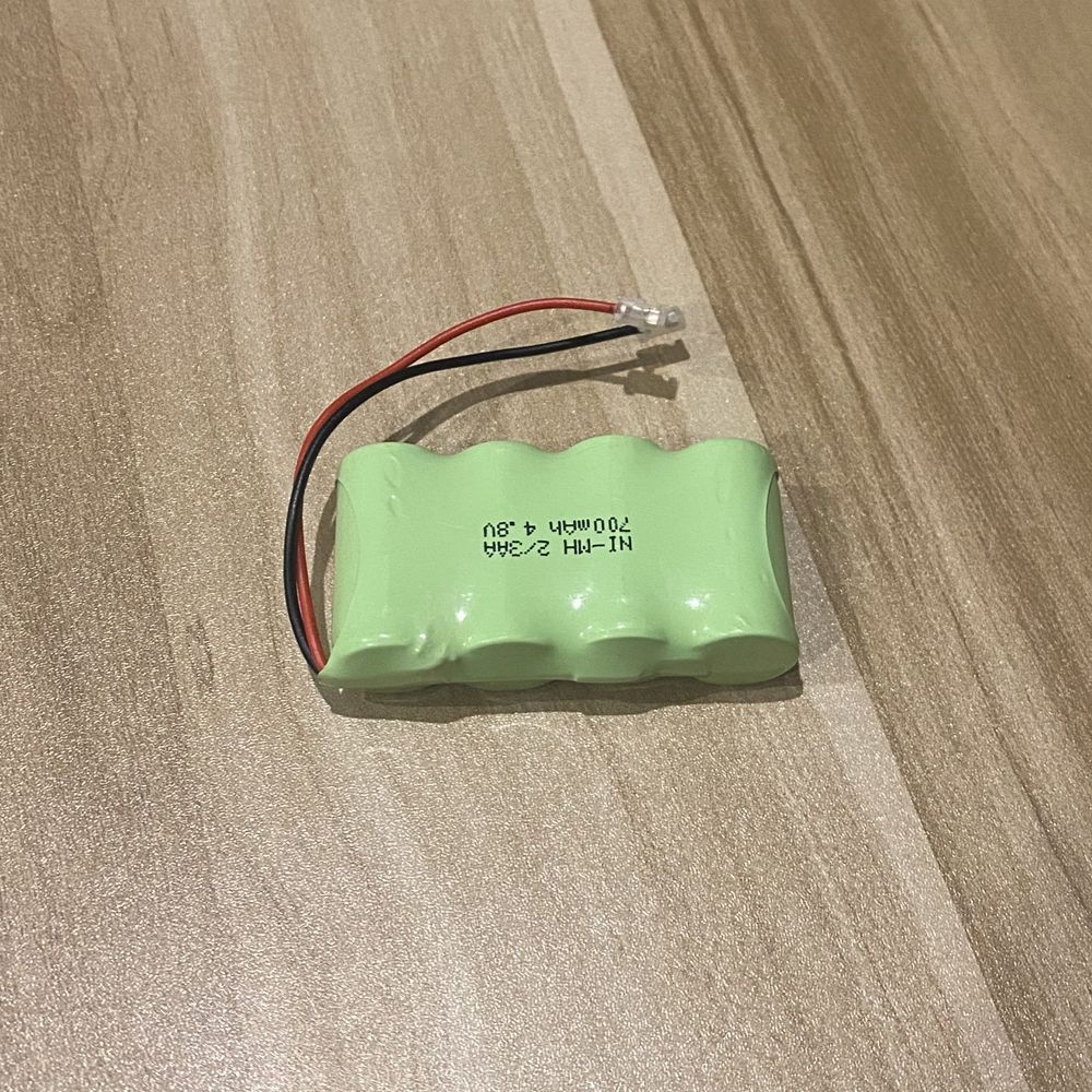 Entdecken Sie 4,8V 2/3 AA 700mAh Ni-MH Akkus, umweltfreundliche Energie für Spielzeug und Kameras.